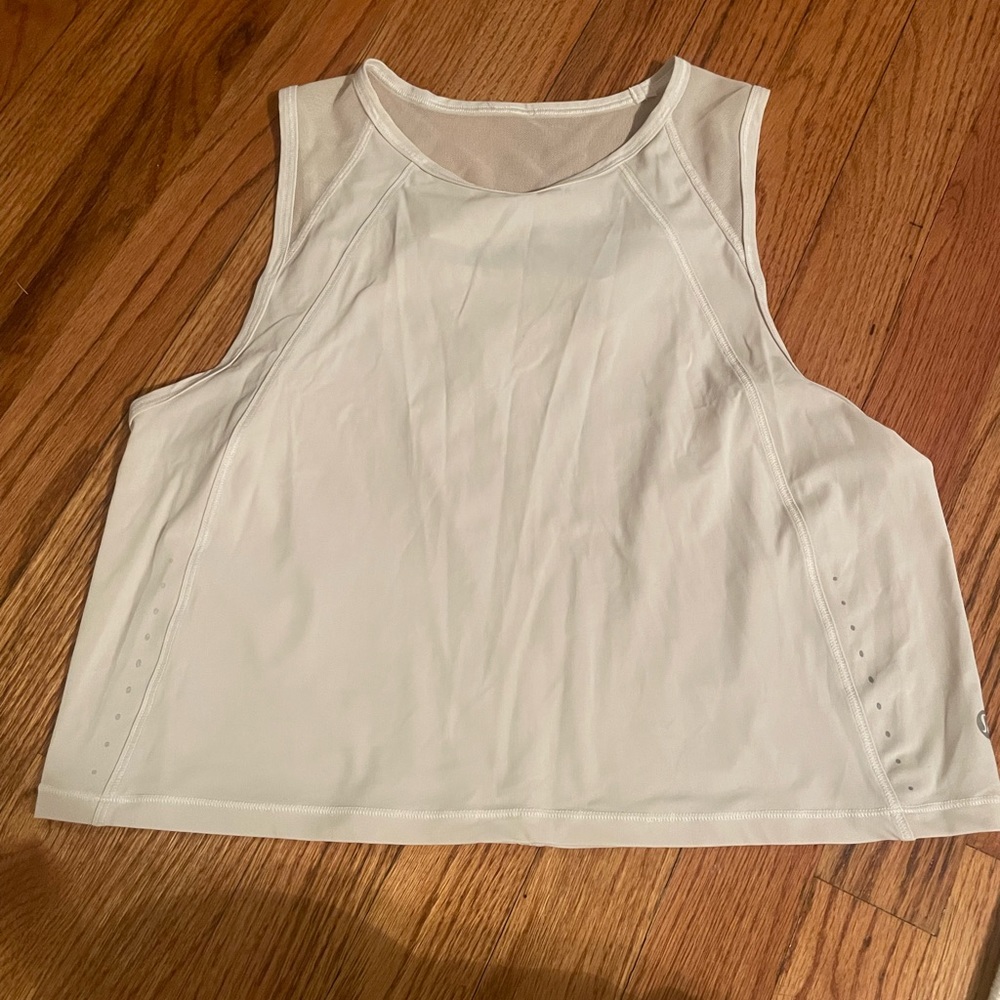 Cropped sculpt tank